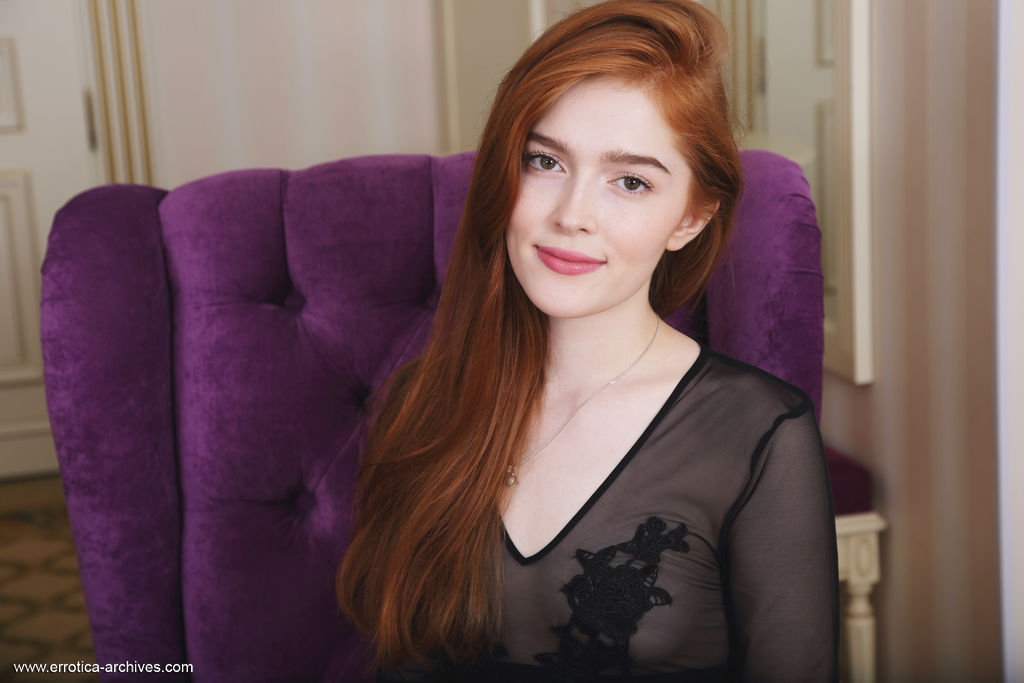 Jia Lissa in Fiolet photo 3 of 17